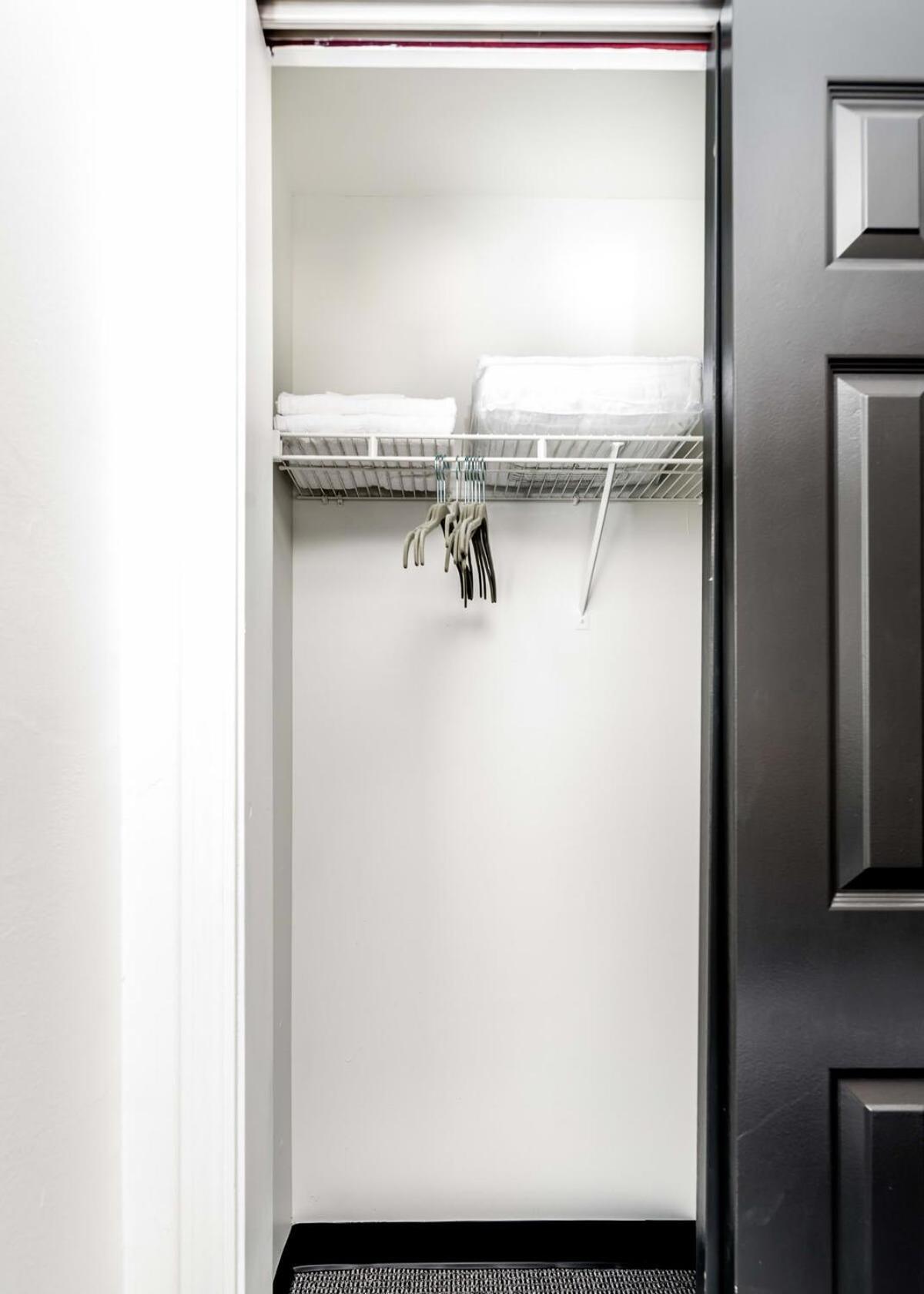 Cozysuites Cwe Stylish Queen With Microwave&Fridge Tower Grove 外观 照片
