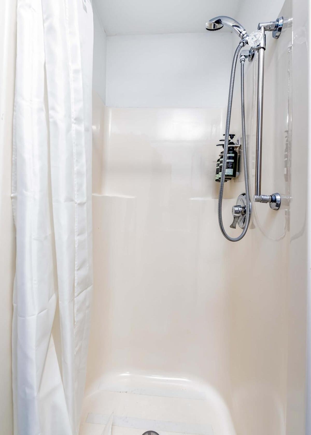Cozysuites Cwe Stylish Queen With Microwave&Fridge Tower Grove 外观 照片