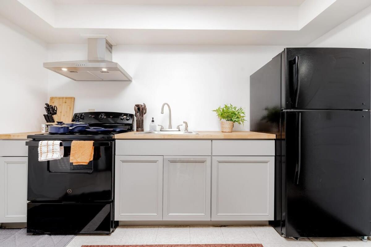 Cozysuites Cwe Stylish Queen With Microwave&Fridge Tower Grove 外观 照片